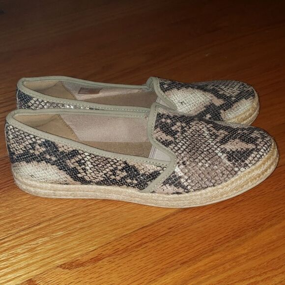 Clarks animal print Slip-On Flats - Picture 1 of 8
